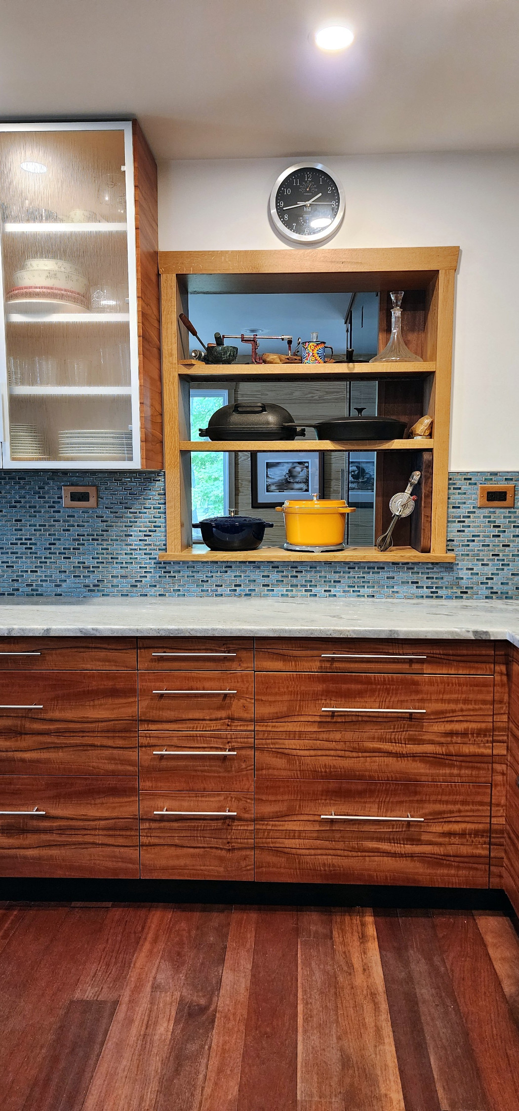 Open shelving niche with custom framing